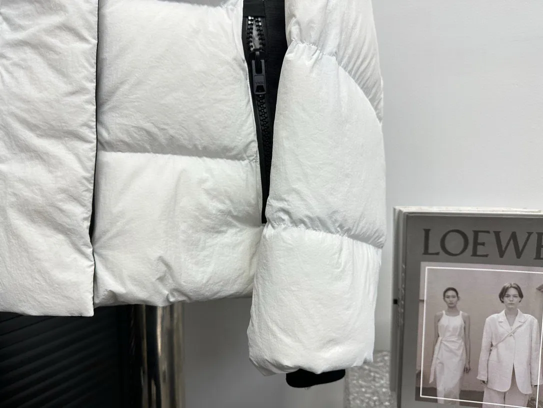 P780 【𝘾𝘼𝙉𝘼𝘿𝘼 𝙂𝙊𝙊𝙎𝙀】Canada Goose Junction/3M Reflective Black Label Parker/2602LB Ouyang Nana’s same Junction Parker is made of CORDURA@’s super-soft EnduraLuxe fabric, which enhances the durability of easy-wear parts, making it lightweight and durable. 360-degree reflective strips on the collar improve visibility in low-light environments. Features a removable hood for easy transition into warmer weather. Removable premium insulated hood adjusts both ways Sizes: XS-XxL